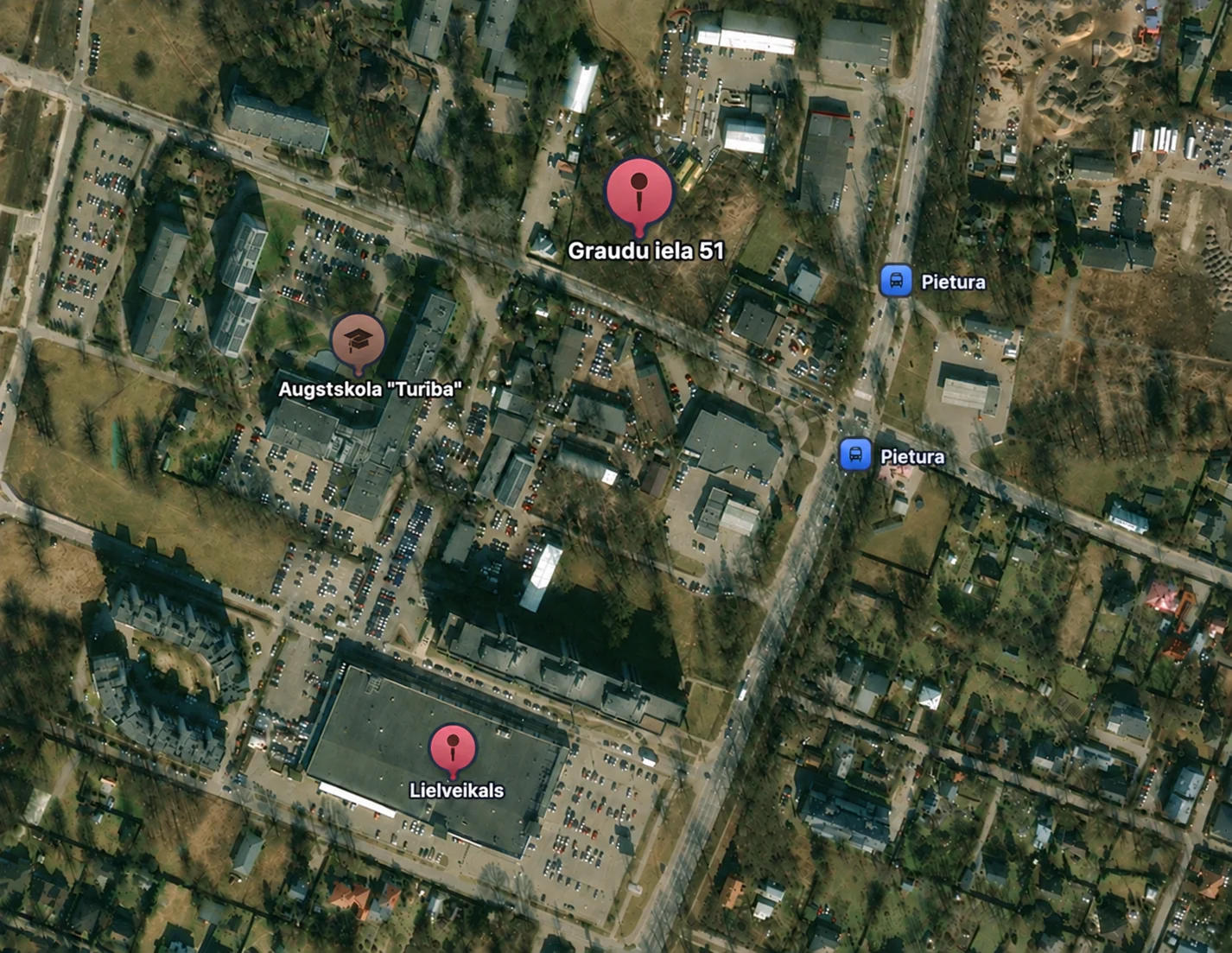 Apkaimes karte: Graudu iela 51, Augstskola Turība, lielveikals un sabiedriskā transporta pieturas